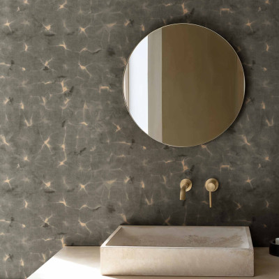 Tapet decorativ gri cu detalii aurii într-o baie modernă