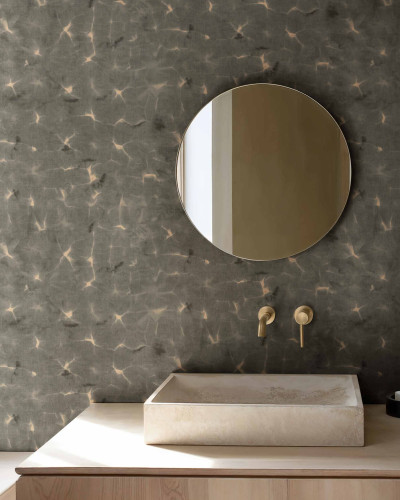 Tapet decorativ gri cu detalii aurii într-o baie modernă