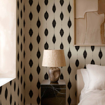 Tapet cu model grafic în nuanțe de gri și bej, creând un decor elegant