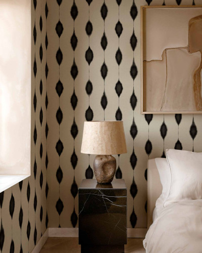 Tapet cu model grafic în nuanțe de gri și bej, creând un decor elegant