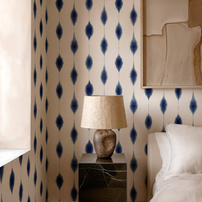 Tapet cu model indigo în decor de dormitor