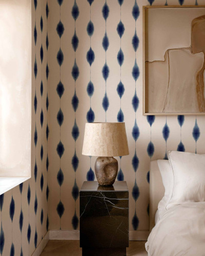 Tapet cu model indigo în decor de dormitor
