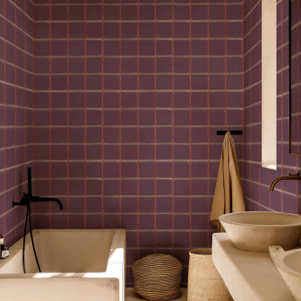 Tapet decorativ cu aspect de plăci ceramice prune într-o baie modernă