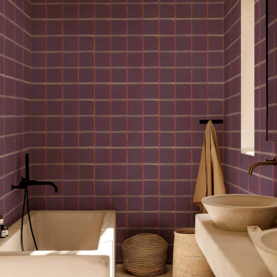Tapet decorativ cu aspect de plăci ceramice prune într-o baie modernă