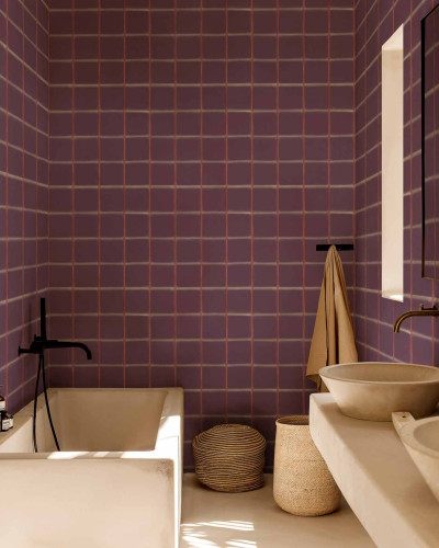 Tapet decorativ cu aspect de plăci ceramice prune într-o baie modernă