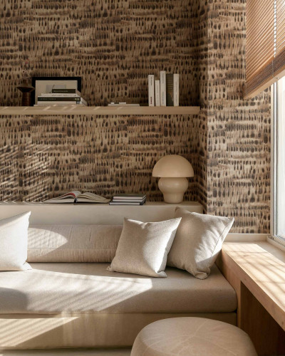 Tapet cu design abstract în nuanțe de maro și bej, creând un ambient cald și relaxant