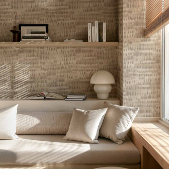 Tapet bej cu textură subtilă într-un living minimalist