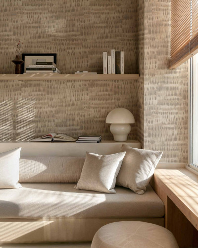 Tapet bej cu textură subtilă într-un living minimalist