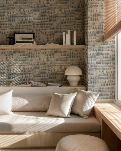Tapet decorativ cu design abstract în nuanțe de indigo și bej