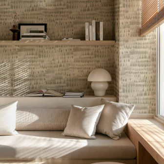 Tapet cu model abstract în tonuri de verde și bej, într-un interior luminos
