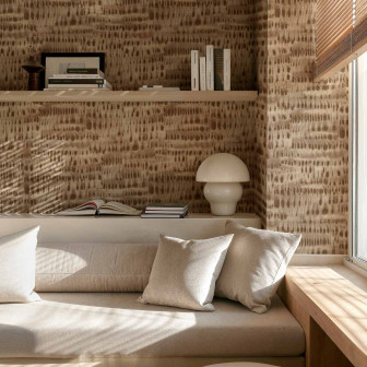 Tapet bej natural cu model texturat într-un interior modern