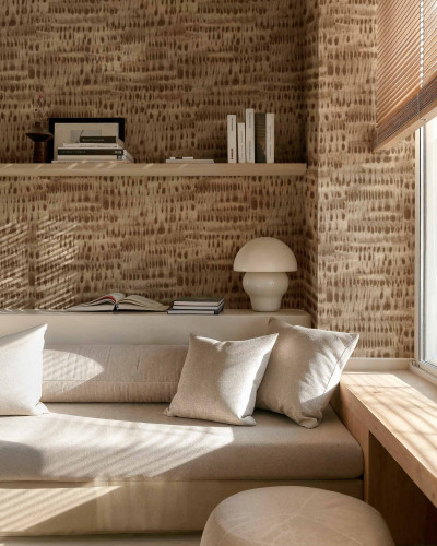 Tapet bej natural cu model texturat într-un interior modern