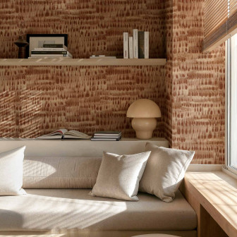 Tapet decorativ maro cu textură unică într-o cameră amenajată modern