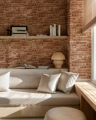 Tapet decorativ maro cu textură unică într-o cameră amenajată modern