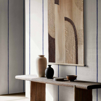 Tapet cu dungi fine indigo într-un interior modern