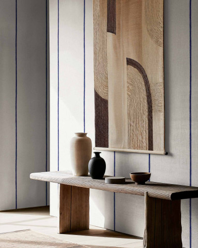 Tapet cu dungi fine indigo într-un interior modern