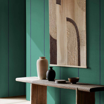 Tapet verde cu linii verticale într-un interior elegant