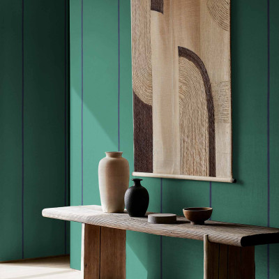 Tapet verde cu linii verticale într-un interior elegant