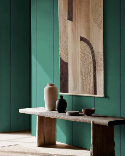 Tapet verde cu linii verticale într-un interior elegant