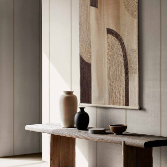 Tapet decorativ cu model abstract într-un interior modern