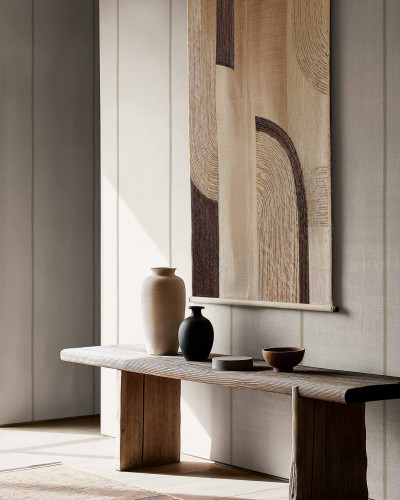 Tapet decorativ cu model abstract într-un interior modern