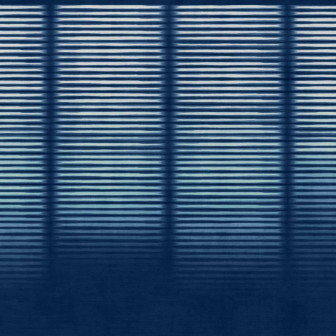 Tapet cu design liniar indigo într-un living modern