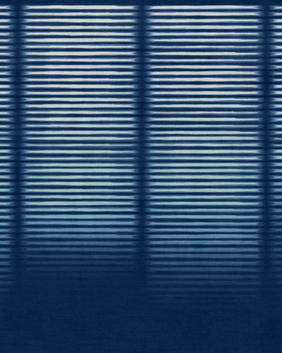 Tapet cu design liniar indigo într-un living modern