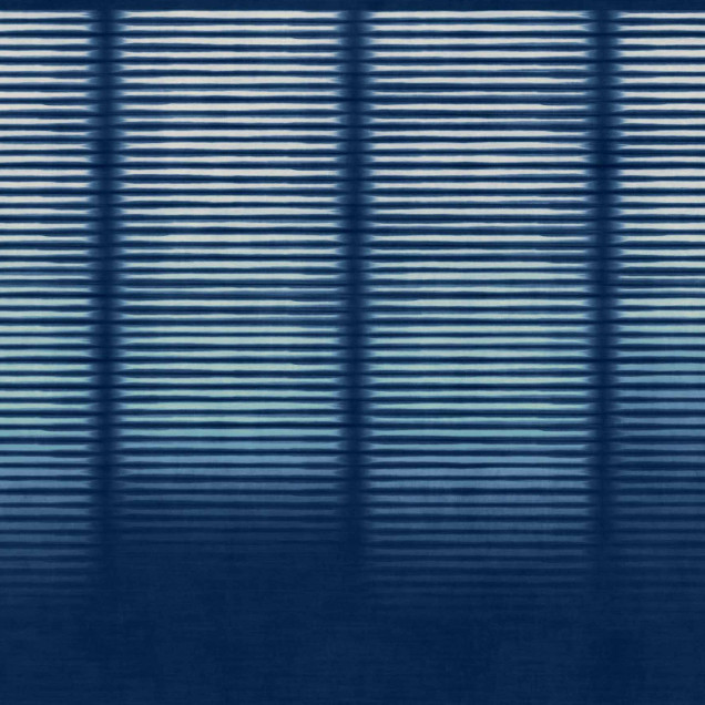 Tapet cu design liniar indigo într-un living modern