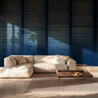 Tapet cu design liniar indigo într-un living modern