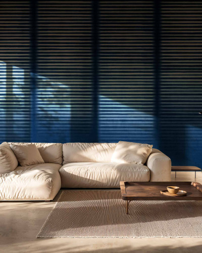 Tapet cu design liniar indigo într-un living modern
