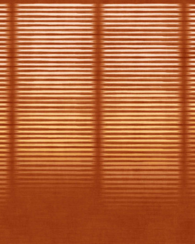 Tapet decorativ cu design orizontal în nuanțe de ambră, într-un interior modern