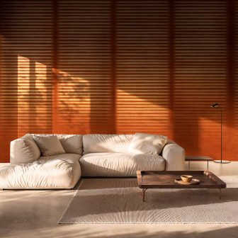 Tapet decorativ cu design orizontal în nuanțe de ambră, într-un interior modern