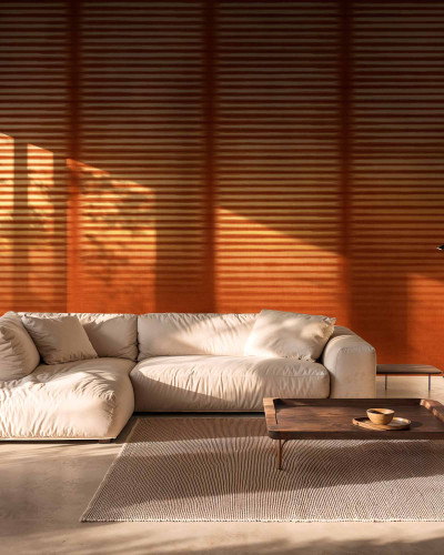 Tapet decorativ cu design orizontal în nuanțe de ambră, într-un interior modern