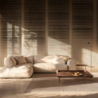 Tapet cu design orizontal într-un living modern