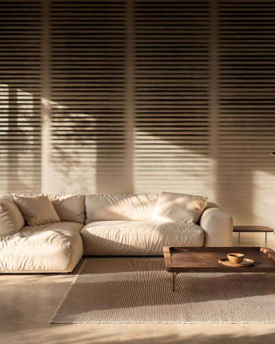 Tapet cu design orizontal într-un living modern