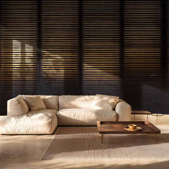 Tapet cu model orizontal în living modern