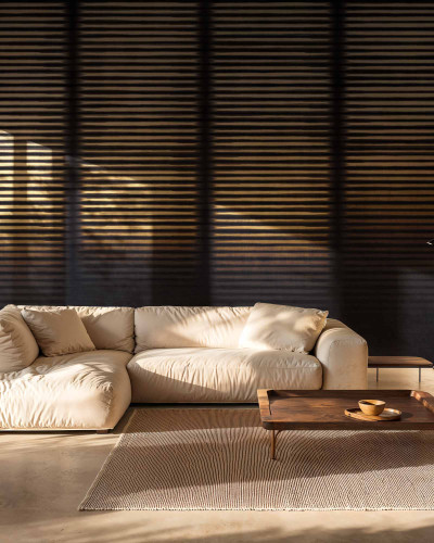 Tapet cu model orizontal în living modern