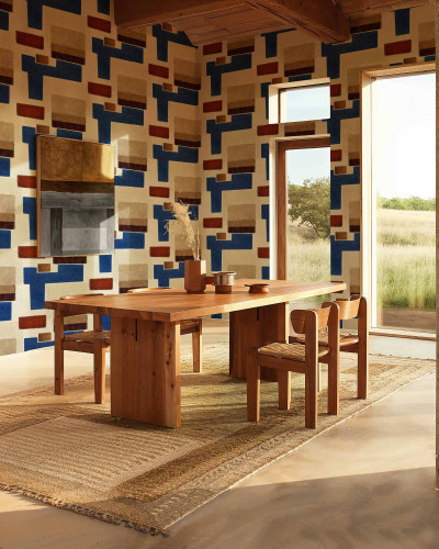 Tapet cu model geometric indigo, rosu si crem într-o sufragerie moderna
