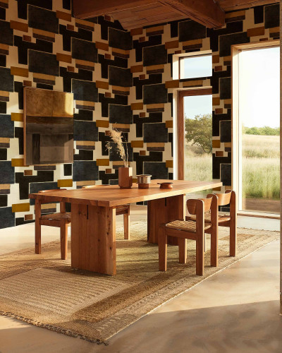 Tapet cu model geometric abstract in culori de negru, ocru si bej intr-un living modern