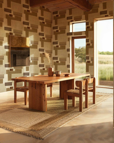 Tapet cu model geometric in nuante de nisip si maro, integrat intr-un decor rustic-modern.