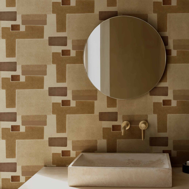 Tapet cu model geometric in nuante de nisip si maro, integrat intr-un decor rustic-modern.