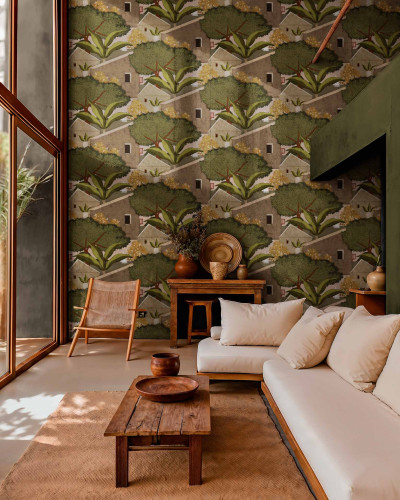 Tapet cu un design mediteranean, prezentând case cu acoperișuri în pantă și vegetație luxuriantă, cu nuanțe de verde și maro.