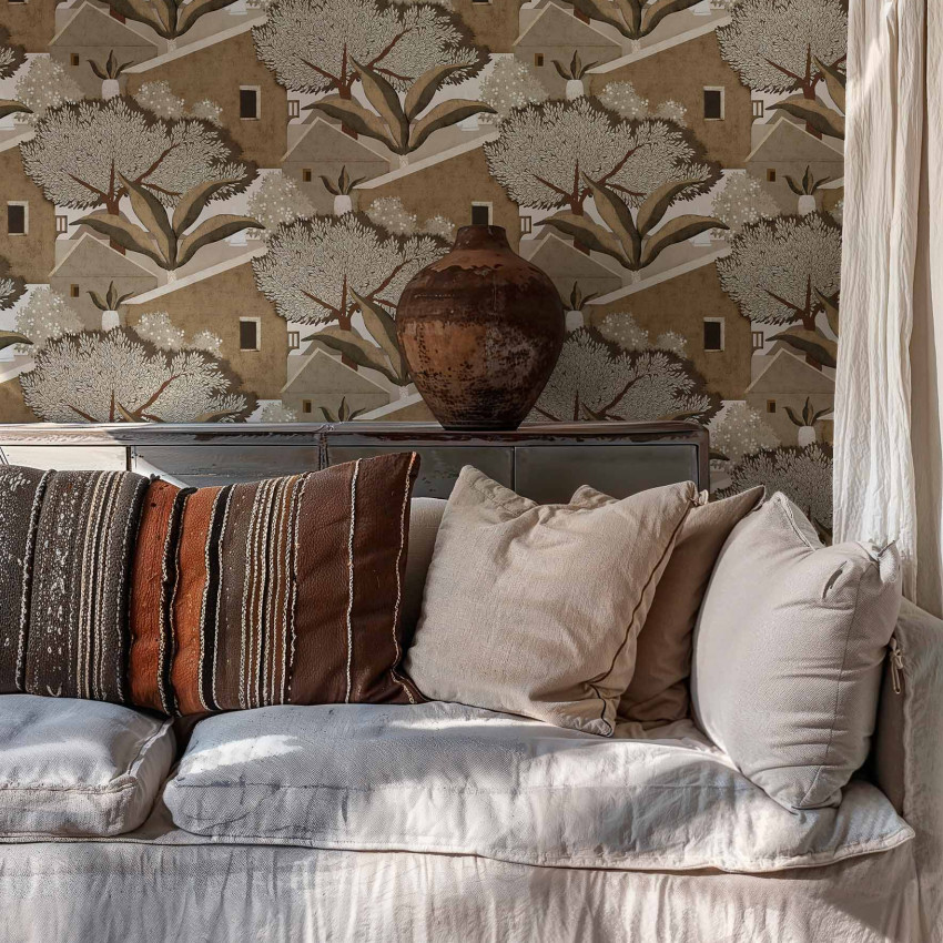 Tapet cu un design geometric ce ilustrează un peisaj urban stilizat, cu case, copaci și elemente vegetale în nuanțe de gri, galben-ocru și verde, într-un ambient modern.