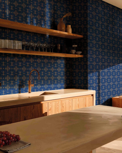 Tapet cu model etnic indigo si auriu, in design de bucatarie moderna.