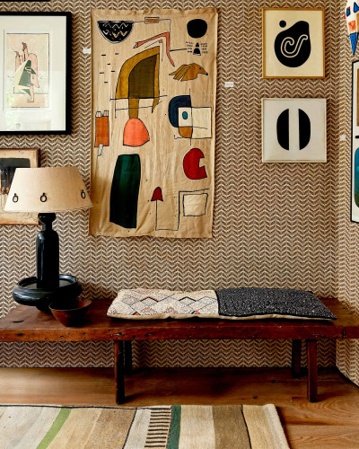 Tapet cu model geometric subtil, bej si maro, in living cu decoratiuni