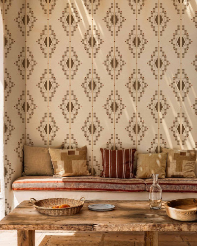 Tapet cu model geometric etnic in nuante de crem si maro, cu design inspirat din Anzi, aplicat pe un perete deasupra unei canapele cu perne.