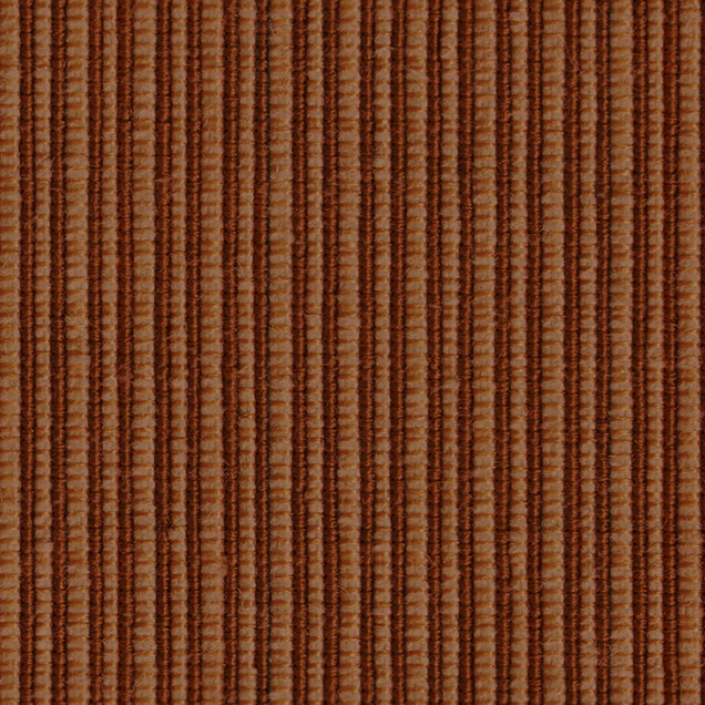 Living cu perete tapetat in nuante de teracota cu textura liniara, mobilat cu canapea portocalie si obiecte decorative din piatra si ratan.