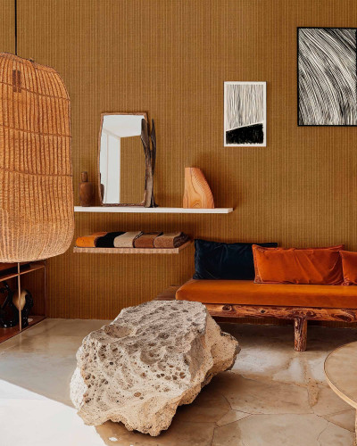 Tapet texturat de culoare maro auriu, cu un model fin de striuri verticale, într-un living modern.