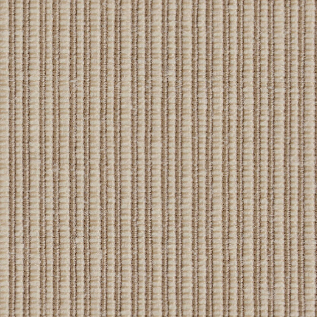 Tapet bej texturat cu dungi subtiri, prezentat intr-un living modern cu mobilier din lemn si accente textile portocalii