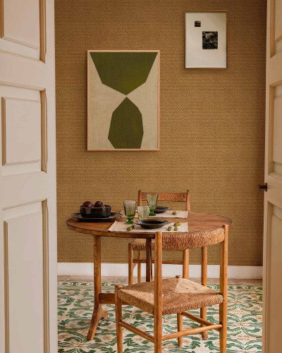 Tapet cu textura naturala in nuante de mustar, aranjat intr-un dining